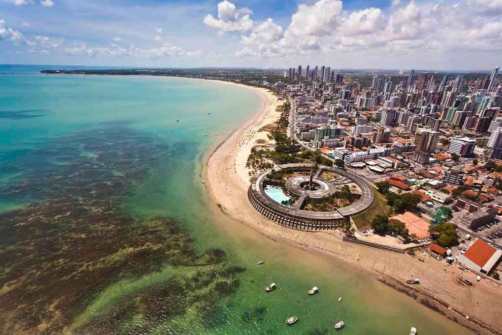 Vista aérea da orla e da faixa de praia de João Pessoa